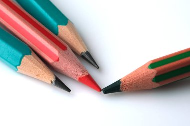 Beyaz arkaplandaki keskinleştirilmiş renkli kalemler yakın plan makro fotoğrafçılık