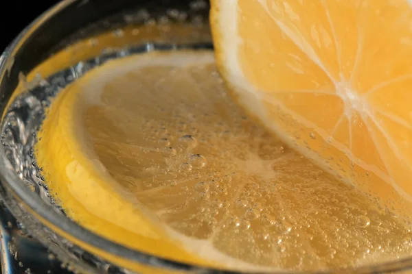 Lemoniada Gazowana Cytryną Przezroczystej Szklanej Makro Fotografii — Zdjęcie stockowe