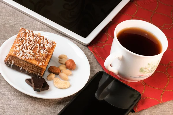 Tabletin Yanında Koyu Siyah Çay Fındıklı Kek Vardı Masanın Üzerinde — Stok fotoğraf