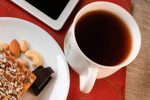Tabletin Yanında Koyu Siyah Çay Fındıklı Kek Vardı Masanın Üzerinde — Stok fotoğraf