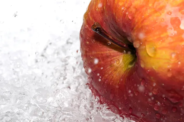 Red Ripe Sweet Apple White Plate Poured Water Shower Sanitizing — Stock Photo, Image