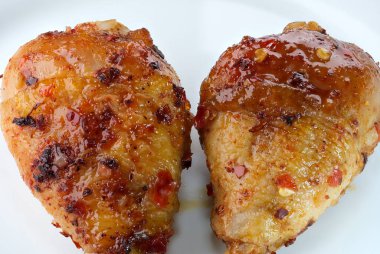 Baharatlı tatlı soslu ızgara tavuk budu ve biber yakın plan.