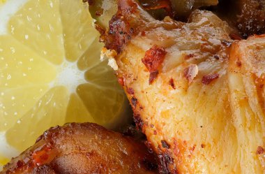 Baharatlı tatlı soslu ızgara tavuk budu ve biber yakın plan.