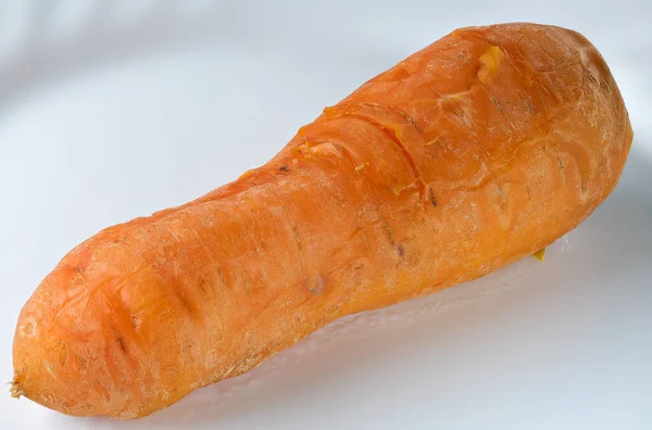 Gekochte Ganze Ungeschälte Karotten Auf Weißem Porzellanteller Vegetarische Kost Großaufnahme — Stockfoto