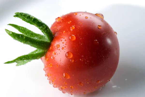 Petite Tomate Rouge Intérieur Sur Une Assiette Blanche Close — Photo