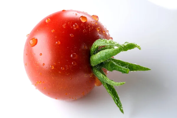 Petite Tomate Rouge Intérieur Sur Une Assiette Blanche Close — Photo