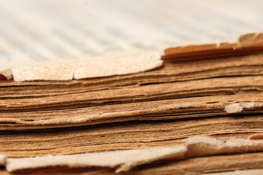 Eski sarı bir kitabın yakın plan sayfalarından kağıt arkaplan