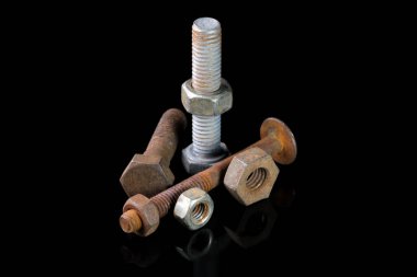 Siyah aynalı arka planda kullanılmış cıvatalar ve fındıklar yakın plan makro fotoğrafçılık