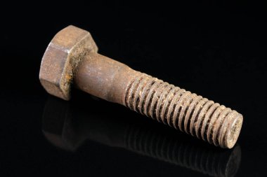 Siyah aynalı arka planda kullanılan eski sürgü yakın çekim makro fotoğrafçılık