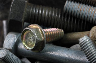 Bir ev işçisinin yakın çekim kutusunda eski farklı donanım cıvatalarının karışımı.