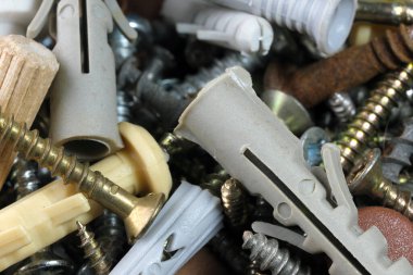 Eski donanım vidaları, vidalar, vidalar, fındıklar, çamaşır makineleri bir ev işçisinin yakın çekim kutusunda.