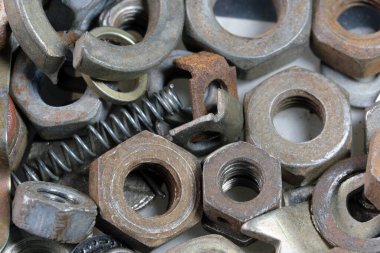 Eski farklı donanım vidalarının karışımı, yakın plan bir ev işçisinin kutusunda yıkama makineleri.