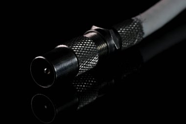 Siyah aynalı arka plan yakın plan makro fotoğrafçılığının eş eksenli TV kablosu