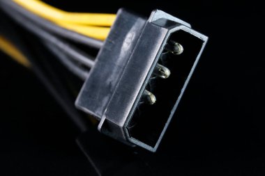 Dijital ekipman ve veri transferi makro fotoğrafçılığı için siyah bir arkaplanda bilgisayar bağlantısı