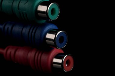 Dijital ekipman ve veri transferi makro fotoğrafçılığı için siyah arkaplan üzerindeki bilgisayar bağlantıları