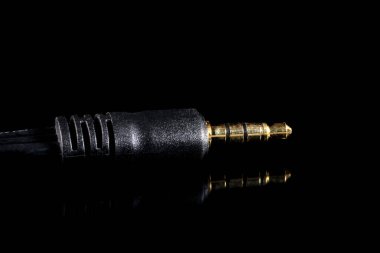 Dijital ekipman ve veri transferi makro fotoğrafçılığı için siyah bir arkaplanda bilgisayar bağlantısı