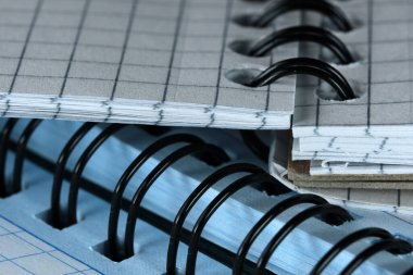 Sarmal çarşaflı yırtık not defterleri, yakın plan.