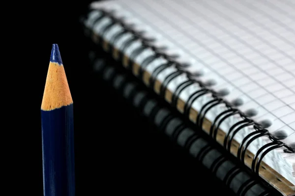 Velho Pequeno Usado Afiado Azul Lápis Ardósia Madeira Lado Caderno — Fotografia de Stock