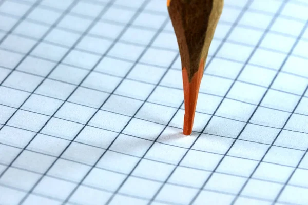 Simple Lápiz Pizarra Madera Afilada Naranja Escribe Una Hoja Papel —  Fotos de Stock