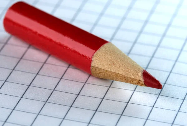 Ein Alter Kleiner Gebrauchter Gespitzter Roter Schieferstift Aus Holz Liegt — Stockfoto