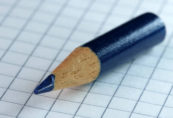 Stary Mały Używany Naostrzony Niebieski Drewniany Ołówek Łupkowy Leży Kartce — Zdjęcie stockowe