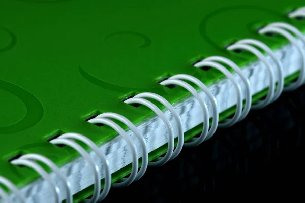 Сдирающий Блокнот Заметок Спиральным Переплетением Черном Зеркальном Фоне Зеленой Обложке — стоковое фото