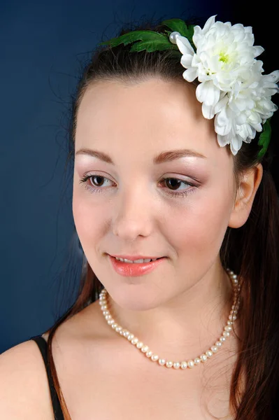 Schöne Junge Frau Mit Langen Glatten Haaren Und Chrysanthemen Ihrer — Stockfoto