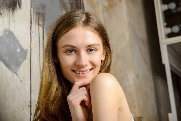 Beautiful Young Blonde Brown Haired Woman Long Straight Hair Smiling — Stock Photo, Image