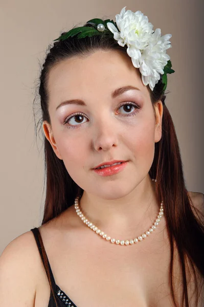 Schöne Junge Frau Mit Langen Glatten Haaren Und Chrysanthemen Ihrer — Stockfoto