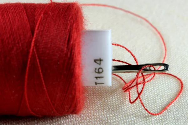 Bouton Rouge Avec Une Aiguille Avec Fil Inséré Sur Chiffon — Photo