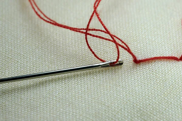 Eine Nadel Mit Eingesetztem Faden Auf Einem Weißen Leinentuch Nahaufnahme — Stockfoto