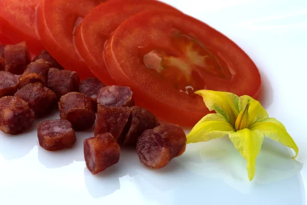 Salchicha Ahumada Seca Trozos Pequeños Con Rodajas Tomate Flor Tomate — Foto de Stock