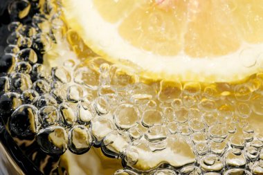 Gaz baloncuklu soyut soğuk limonata yakın çekim makro fotoğraf.