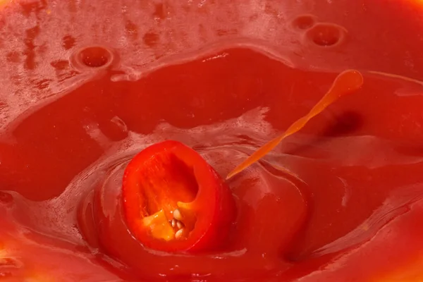 Röd Matvaror Bakgrund Tomat Juice Med Söt Peppar Stänk Närbild — Stockfoto