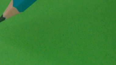 Basit bir kalem yeşil kağıt video klipinde tüm ekranda eğri bir çizgi çizer.