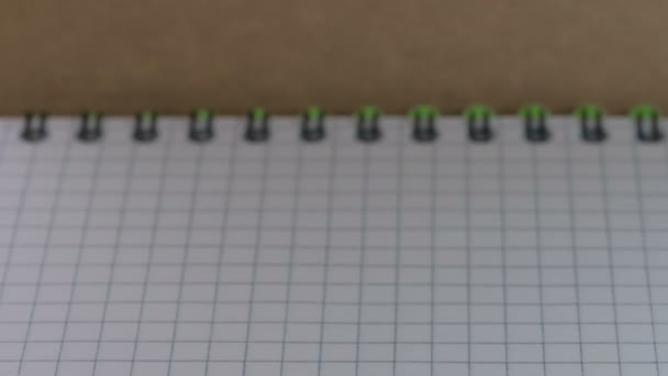 Pequeños Lápices Madera Rojos Azules Verdes Afilados Aparecen Colocan Cuaderno — Vídeo de stock