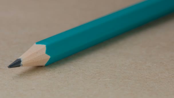 简单的木制铅笔排列在棕色的纸板表面 视频剪辑 — 图库视频影像