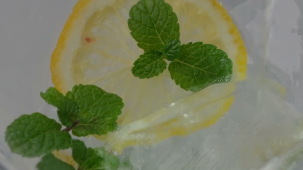 Erfrischendes Kohlensäurehaltiges Getränk Mit Minze Und Einer Zitronenscheibe Glas Nahaufnahme — Stockvideo