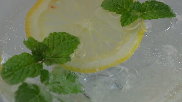 Bebida Gaseificada Refrescante Com Hortelã Uma Fatia Limão Copo Vidro — Vídeo de Stock
