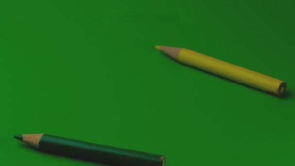 Petits Vieux Crayons Jaunes Verts Affûtés Apparaissent Sur Surface Verte — Video