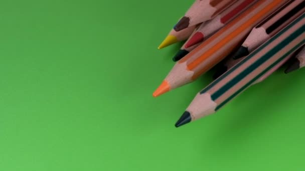 Crayons Couleur Rassemblent Lentement Dans Une Rangée Avec Des Extrémités — Video