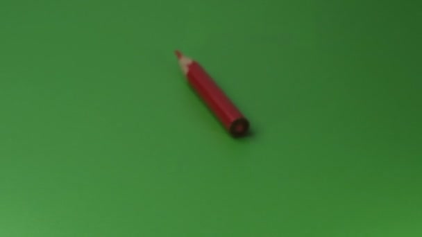 Petit Crayon Rouge Affûté Apparaît Sur Une Surface Verte Lève — Video