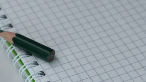 Petits Vieux Crayons Rouges Verts Affûtés Apparaissent Sur Carnet Carreaux — Video