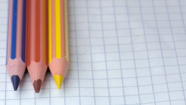 Lápis Coloridos Movem Lentamente Com Pontas Afiadas Para Baixo Notebook — Vídeo de Stock
