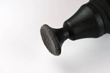 Kameraların cam yüzeylerini temizlemek için mikrofiber ve beyaz arka plan yakın plan makro fotoğrafçılığı için optik aletler.