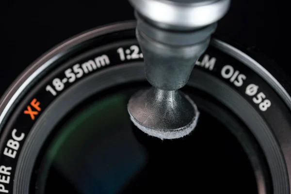 Een Zachte Microvezelborstel Reinigt Het Oppervlak Van Voorlens Van Een — Stockfoto