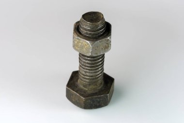 Beyaz aynadaki eski cıvata ve fındık yakın plan makro fotoğraf.