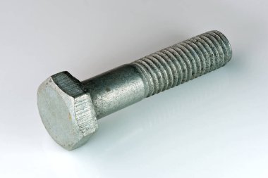 Beyaz aynadaki eski paslı cıvata arka planda yakın plan makro fotoğrafçılık