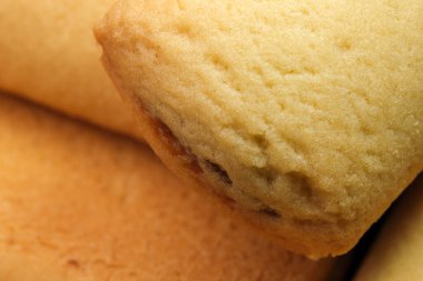 Beyaz aynalı arka planda kremalı tatlı kurabiyeler.