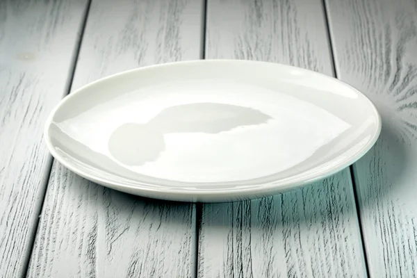 White Ceramic Dinner Plate White Textured Wooden Background — Fotografia de Stock